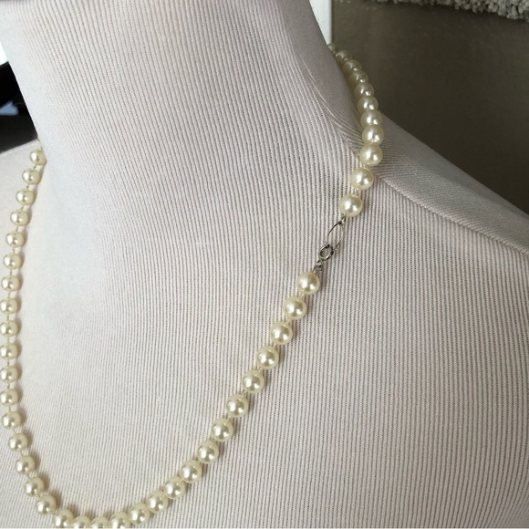 Vintage Faux Pearl Necklace - Picture 2 of 3